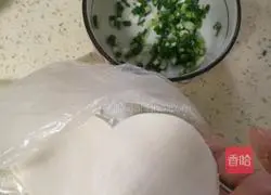 Illustration of how to make scallion pancakes for breakfast 1