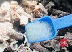 Illustration of how to make radish and beef brisket in clear soup 8