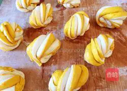 Illustration of how to make two-color flower rolls 10