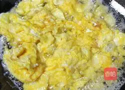 Illustration of how to make lettuce leaves and egg soup 3