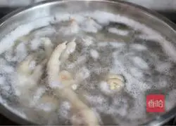 Illustration of how to make chicken feet in clear soup 4
