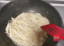 Illustration of how to make ham and mushroom soup 7