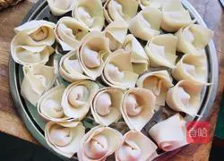 Illustration of how to make chicken wontons in clear soup 7