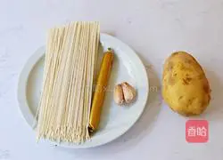 Illustration of how to make potato and ham braised noodles 1