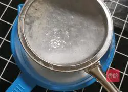 Illustration of how to make homemade banana milk 5