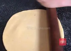 Illustration of how to make banana steamed buns 13