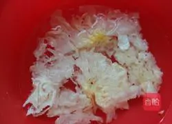 Illustration of how to make red dates and white fungus soup 1