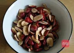 Illustration of how to make red date steamed buns 1