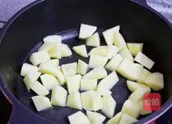  Illustration of how to make braised noodles with potatoes and ham 3