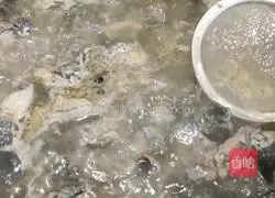 Illustration of how to make fragrant black-bone chicken soup 2