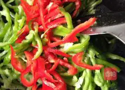 Illustration of how to stir-fry shredded pork with pepper 7