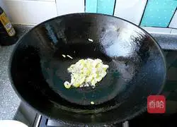 Illustration of how to stir-fry shredded pork with garlic 3