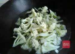 Illustration of how to make cauliflower with tomato sauce 3