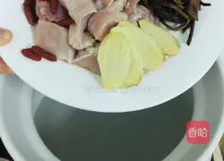 Guangdong flavor~tea tree Illustration of how to make mushroom and chicken leg soup 2