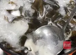 Illustration of how to make wolfberry and kelp soup 7