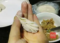 Illustration of how to make lettuce and beef dumplings 8