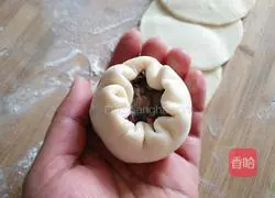 Illustration of how to make Jiangdou and red date buns 12