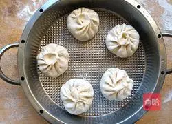 Illustration of how to make steamed buns with vegetarian filling 8