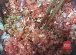 Illustration of making glutinous rice meatballs 3