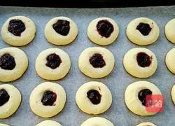 Illustration of how to make blueberry jam biscuits 10