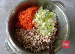 Illustration of how to make carrot, mushroom and meat dumplings 7