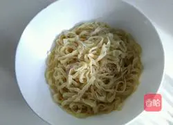 Illustration of how to make noodles with shredded chicken and onion oil 7