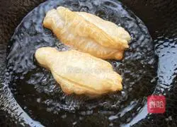 Illustration of how to make crispy fried dough sticks 7