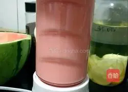 Illustration of how to make watermelon juice 8