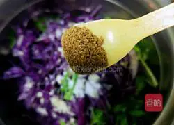 Illustration of how to make purple cabbage mixed with bitter chrysanthemum 8