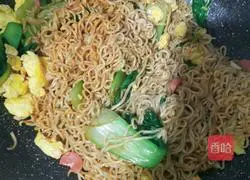 Illustration of how to fry instant noodles 8