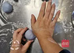 Illustration of how to make octopus bean paste buns 9