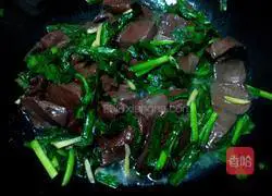 How to stir-fry pig blood with leeks Illustration 6