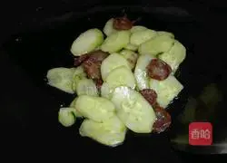 Illustration of how to stir-fry cucumber and bacon 4