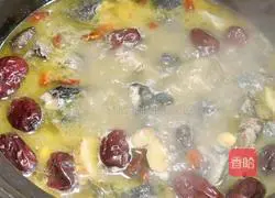 Illustration of how to make fragrant black-bone chicken soup 7