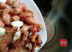 Illustration of how to make walnut and peanut milk 4