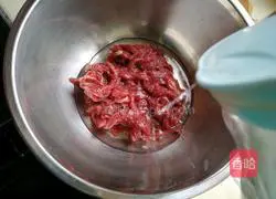 Illustration of how to beat beef soup by hand 4