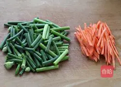 Illustration of how to make stir-fried noodles with garlic moss and shredded pork 3
