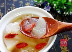 Illustration of how to make rock sugar snow pear and white fungus soup 7