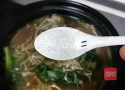 Illustration of how to make enoki mushroom and bamboo fungus soup 18