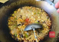 Illustration of how to make mushroom and mutton noodles 11