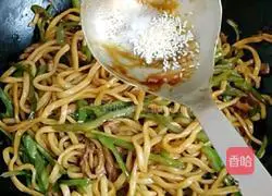 Illustration of how to make fried noodles with spicy pepper and shredded pork 9