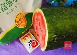 Illustration of how to make flower-shaped watermelon steamed buns 1
