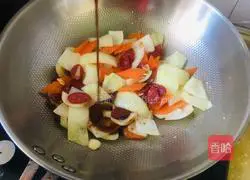 Illustration of how to make fried sausage with onions and carrots 6