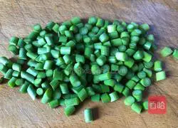 Illustration of how to make shredded pork noodles with tomatoes and garlic moss 4