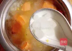 Illustration of how to make corn, sweet potato and white fungus soup 17