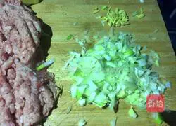 Illustration of how to make pork and cabbage buns 4