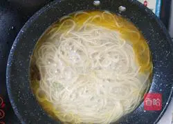 Illustration of how to make shrimp and vegetable noodles 5