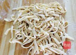 Illustration of how to make small noodles 6