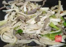 apricot Illustration of how to make stir-fried pork with oyster mushrooms 8