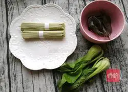 Illustration of how to make shrimp and spinach noodles 1